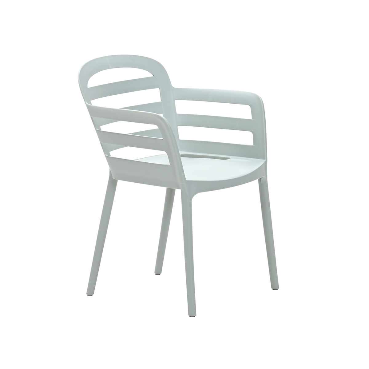Vue arrière d'une chaise en plastique bleu clair avec accoudoirs. La chaise a un design simple et moderne.