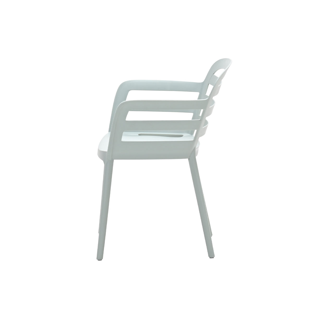 Vue latérale d'une chaise en plastique bleu clair avec accoudoirs. La chaise a un design simple et moderne.