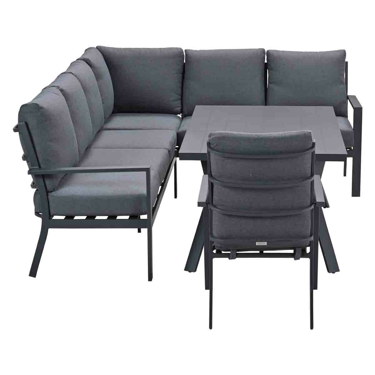 Een tuinmeubelset. Het heeft een hoekbank, een tafel en een stoel, allemaal in grijs en zwart.