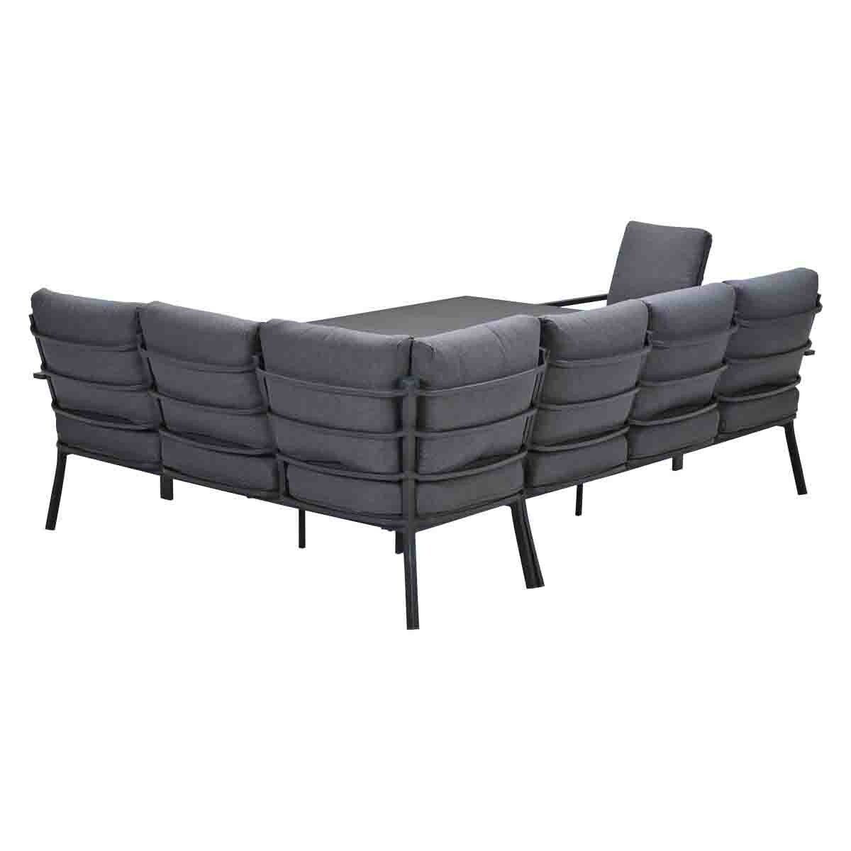 Een tuinmeubelset. Het heeft een hoekbank en een tafel, allemaal in grijs en zwart.