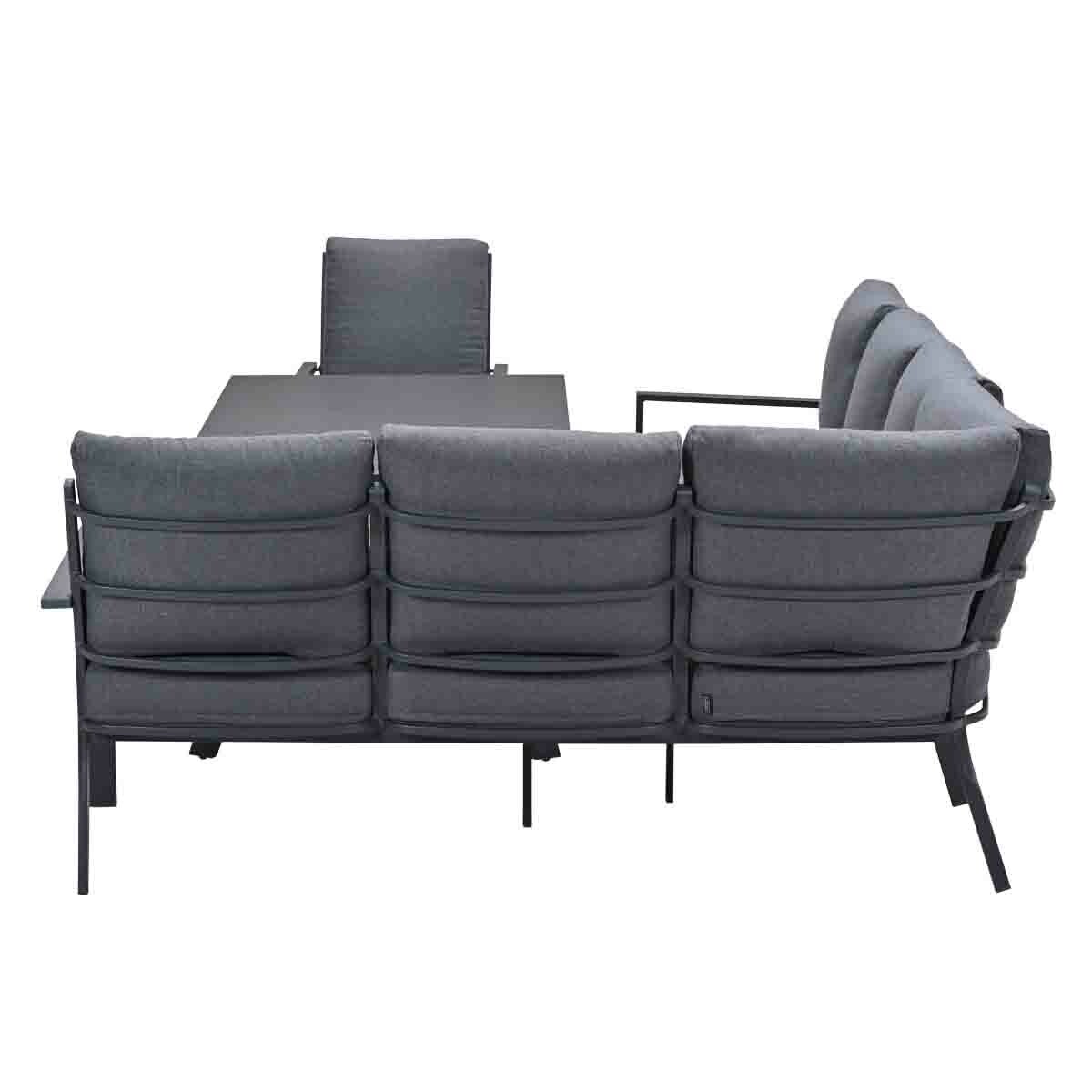 Grijze hoekbank voor buiten met kussens en een kleine tafel.