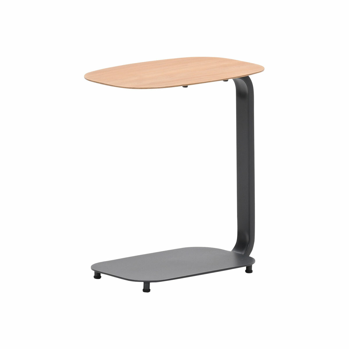Une petite table d'appoint avec un plateau en bois et un piètement en métal gris foncé. Fond blanc.