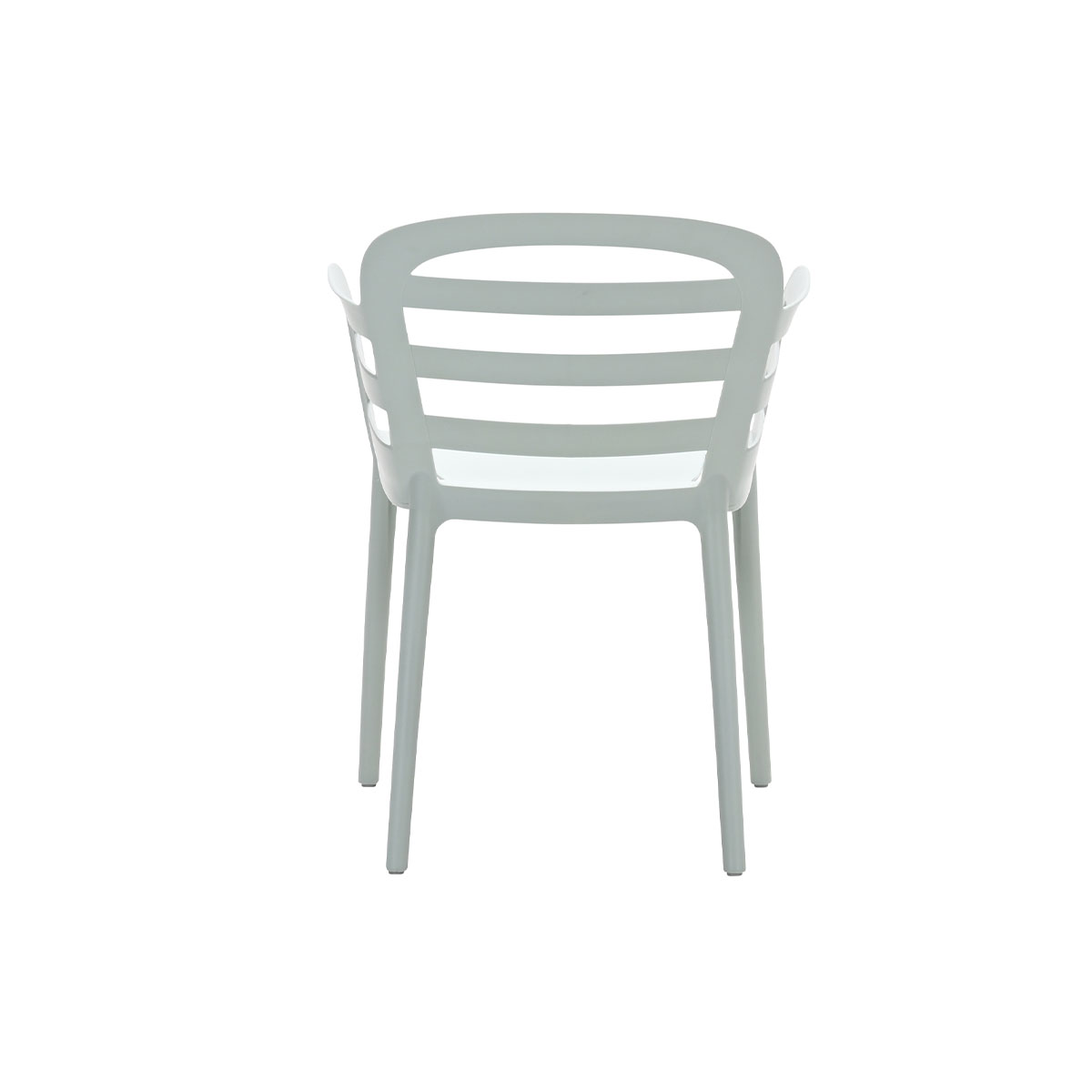 Chaise en plastique grise vue de dos, avec un fond blanc. Elle a un dossier à lattes et quatre pieds.