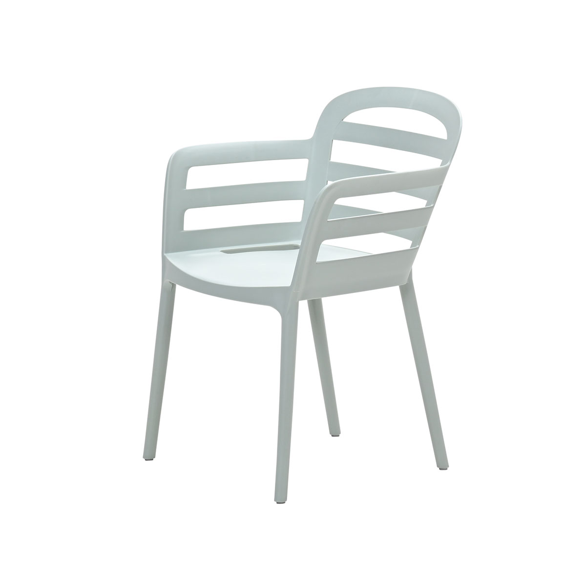 Chaise en plastique blanche de côté-arrière, avec un fond blanc. Elle a un dossier à lattes et quatre pieds.
