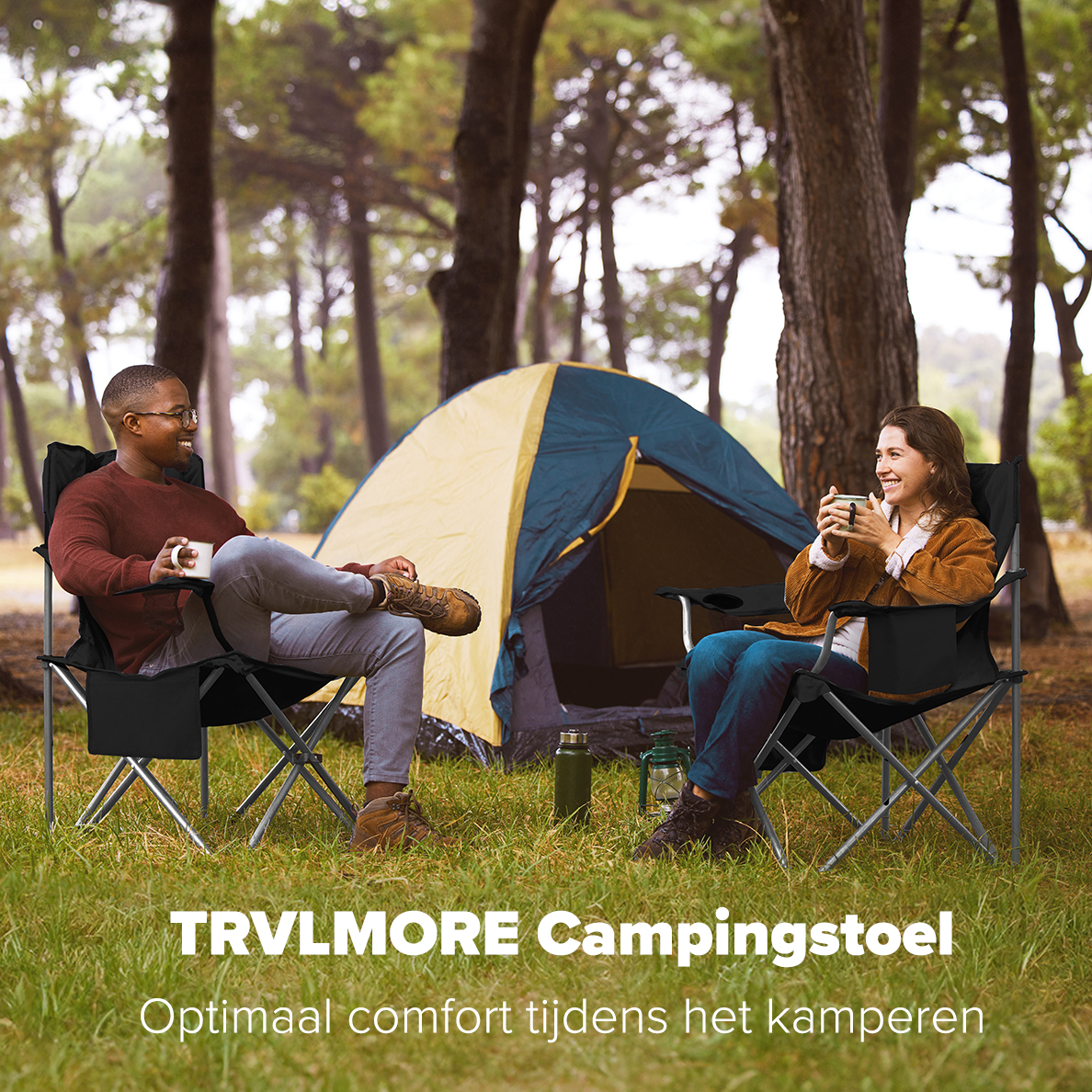 Mensen zitten in campingstoelen, drinken, bij een tent. Bosachtergrond, groen gras en bomen eromheen.