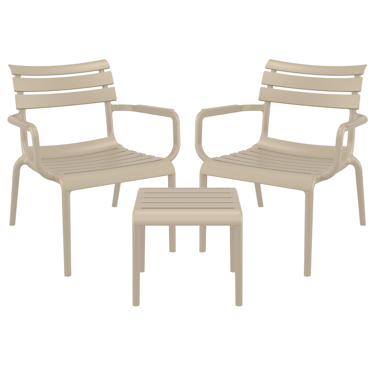 Beige plastic buitenmeubelset: twee stoelen en een kleine vierkante tafel, op een witte achtergrond.