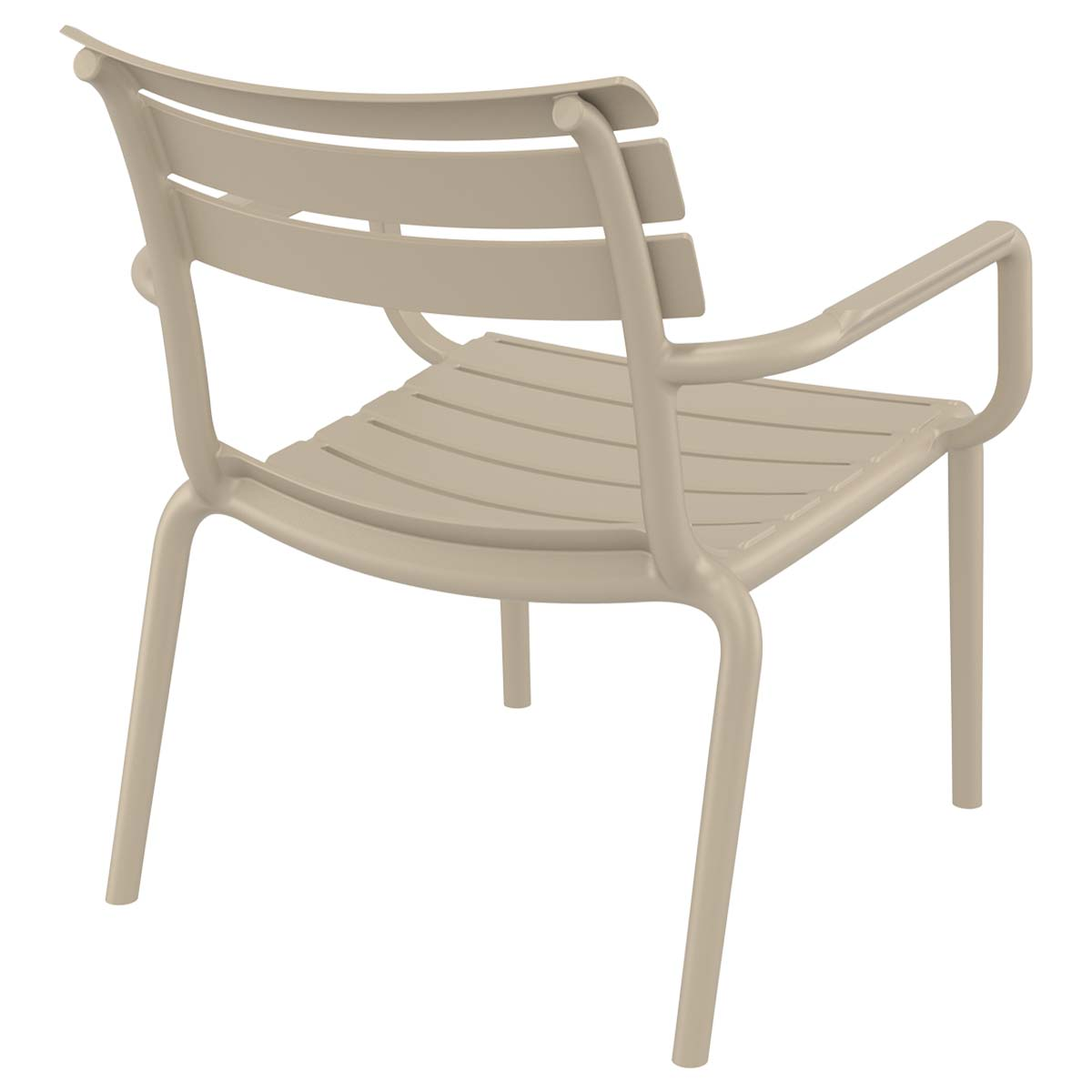 Beige buitenstoel, gebogen rug, horizontale lamellen, armleuningen, op witte achtergrond.