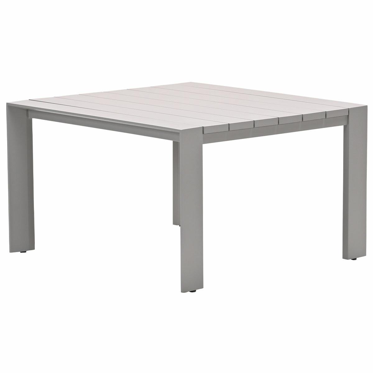 Une table carrée d'extérieur gris clair sur fond blanc.