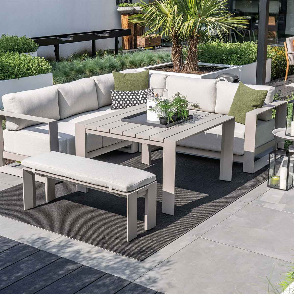 Un ensemble de salon de jardin avec une table, un canapé et un banc.
