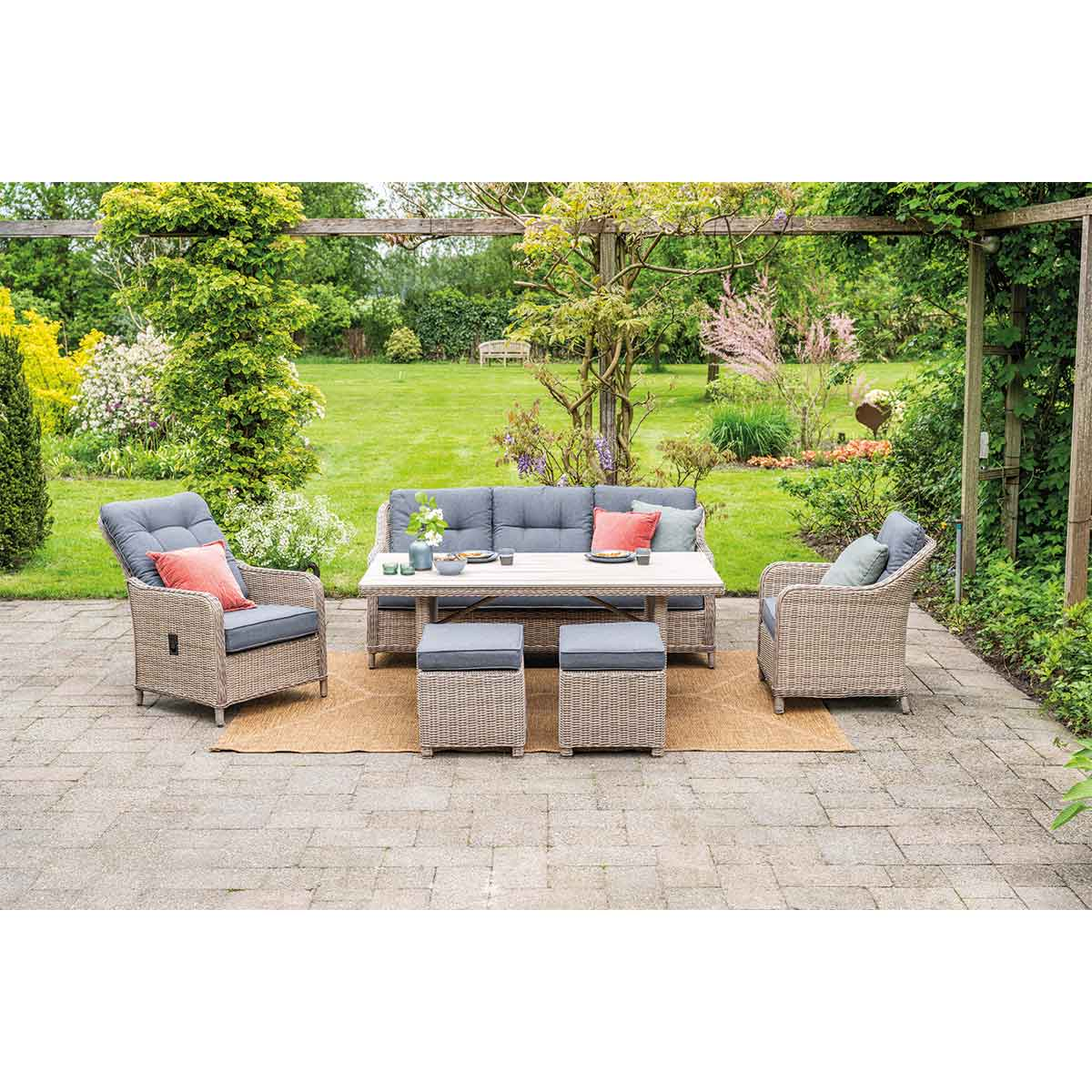 Terrasmeubelset met een tafel, bank, fauteuils en poefs.