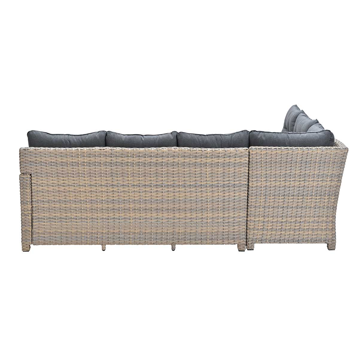Canapé d'angle en rotin, vue arrière. Coussins gris, design tissé. Couleurs neutres, extérieur.