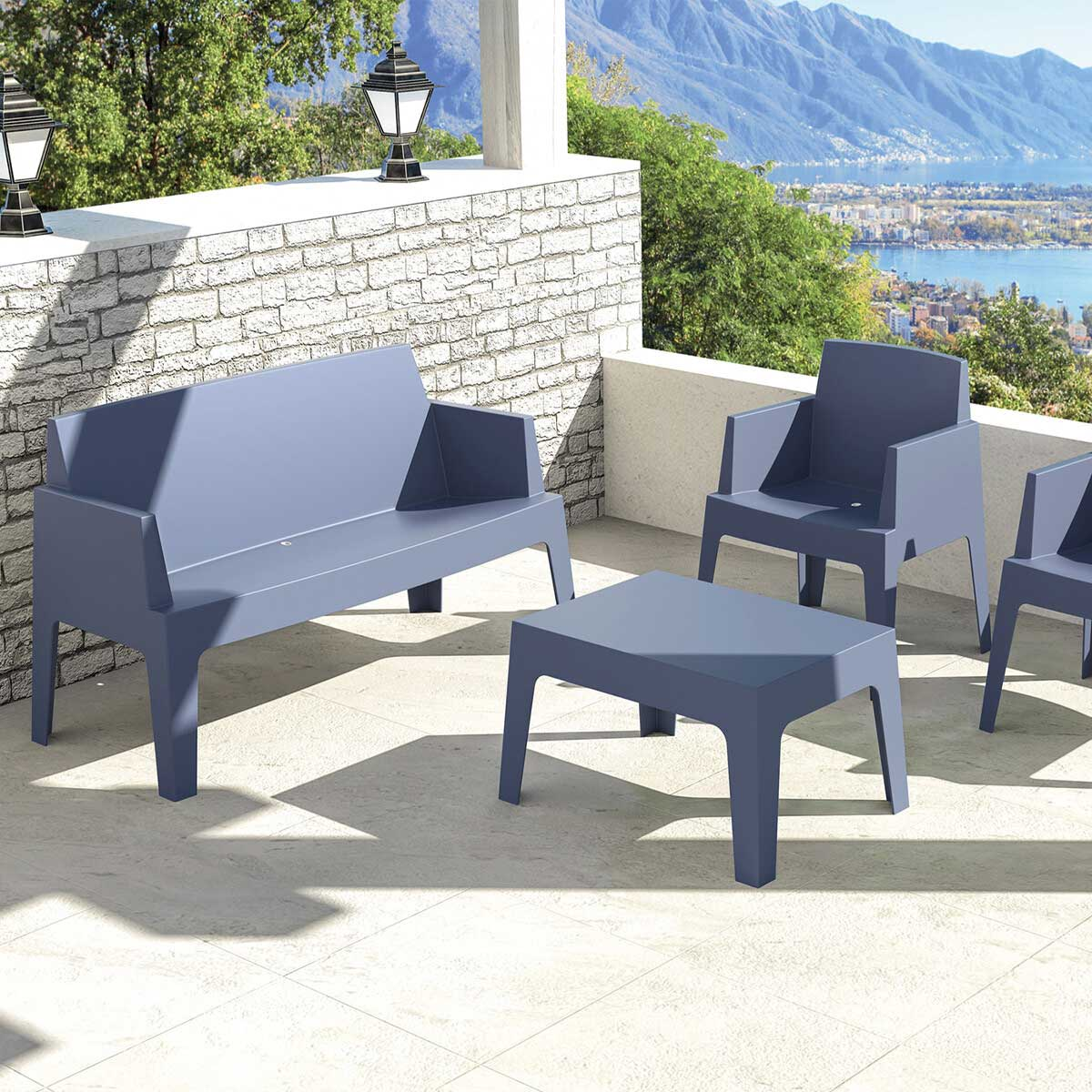 Buitenmeubelset op een balkon. Inclusief een bank, stoelen en een tafel, met uitzicht op de bergen.