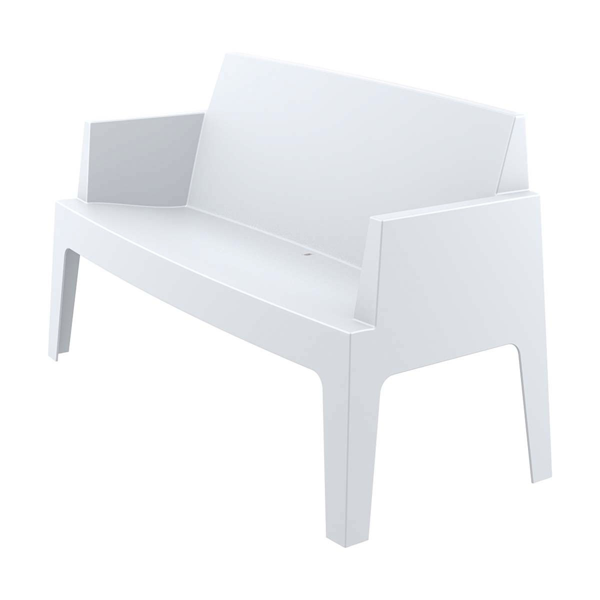 Witte plastic buitenbank met armleuningen, perfect voor een zonnige dag.