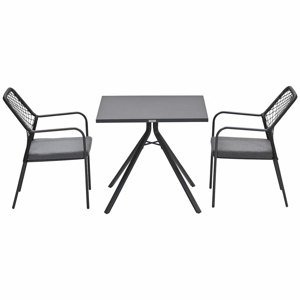 Une petite table noire et deux chaises avec des sièges gris. Les chaises ont une structure métallique et un dossier en maille.