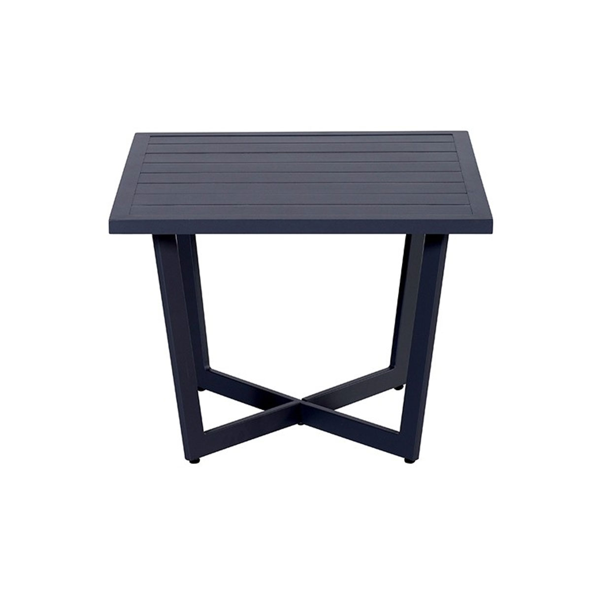 Une table carrée grise extérieure avec un dessus à lattes et des pieds inclinés, sur fond blanc.