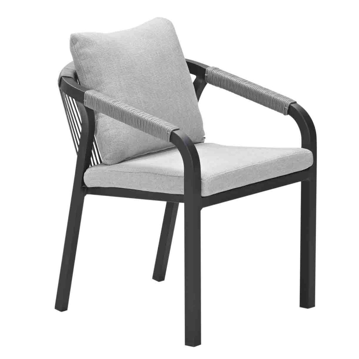 Une chaise à cadre noir, assise et coussin gris. Accoudoirs en rotin autour du dossier soutiennent le coussin.