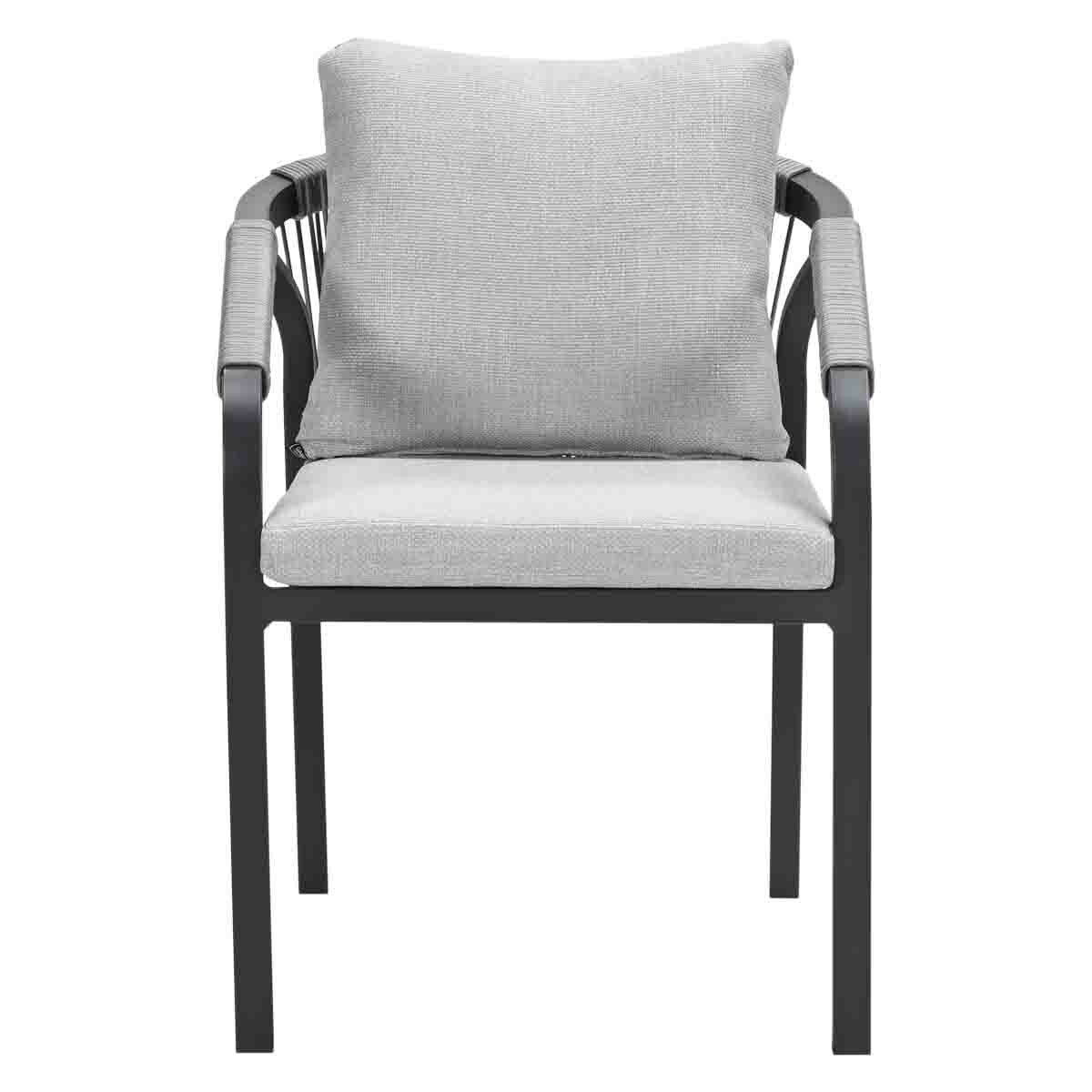 Chaise à cadre noir avec assise et coussin gris. Accoudoirs en rotin autour du dossier soutiennent le coussin.