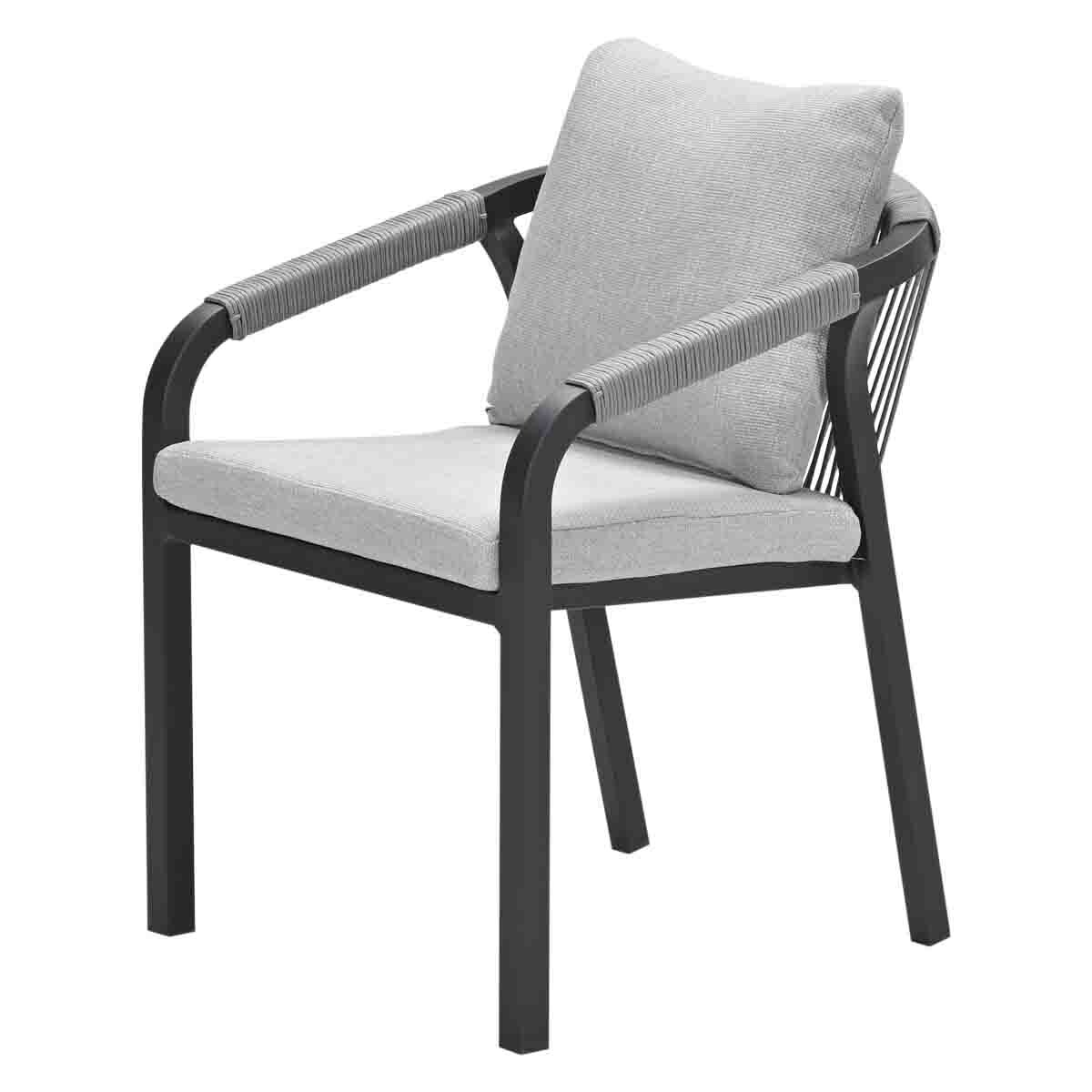 Une chaise à cadre noir, assise et coussin gris. Accoudoirs en rotin autour du dossier soutiennent le coussin.