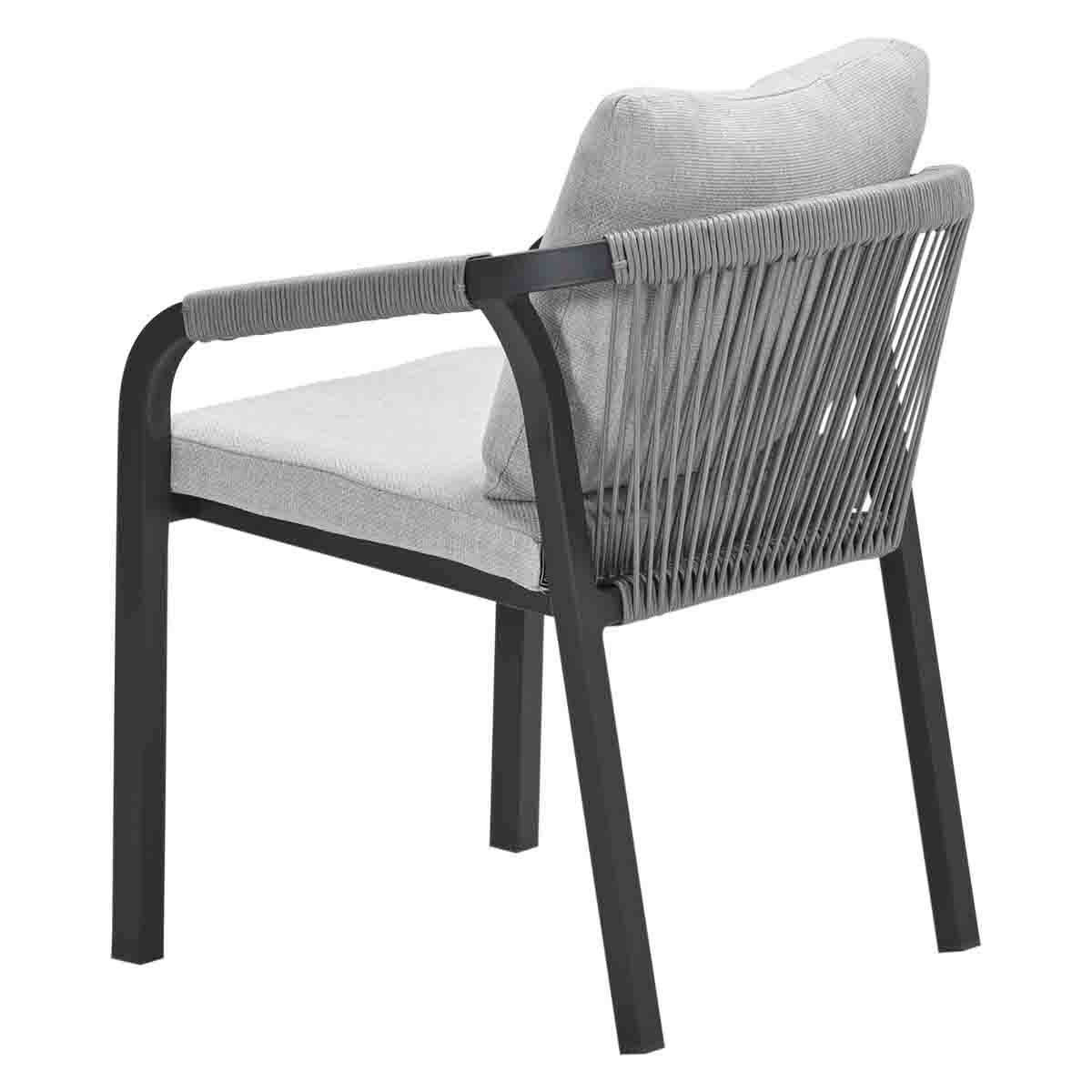 Chaise d'extérieur moderne, vue arrière, avec coussin gris et dossier tissé.