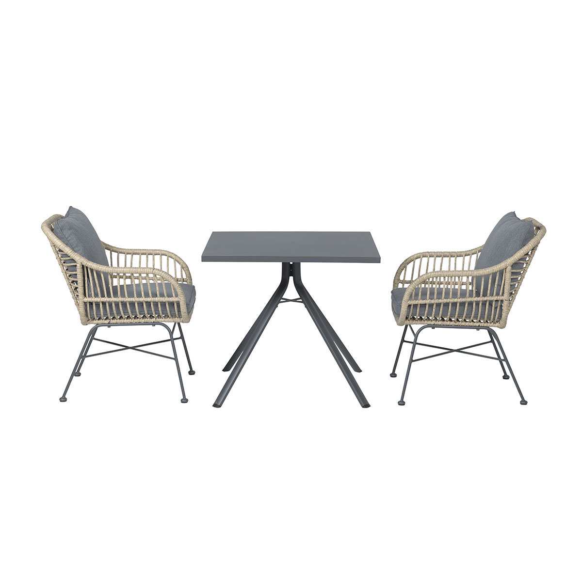 Buitentafel met twee stoelen, allemaal met een geweven look en grijze kussens.