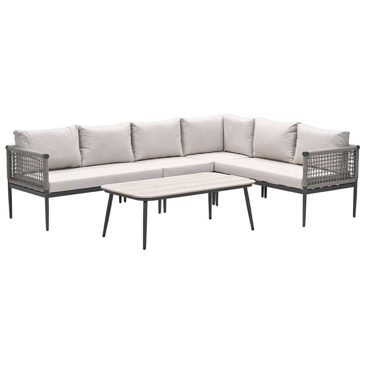 Ensemble de canapé d'extérieur en forme de L avec coussins beiges, cadres gris et une table basse en bois. Fond blanc.