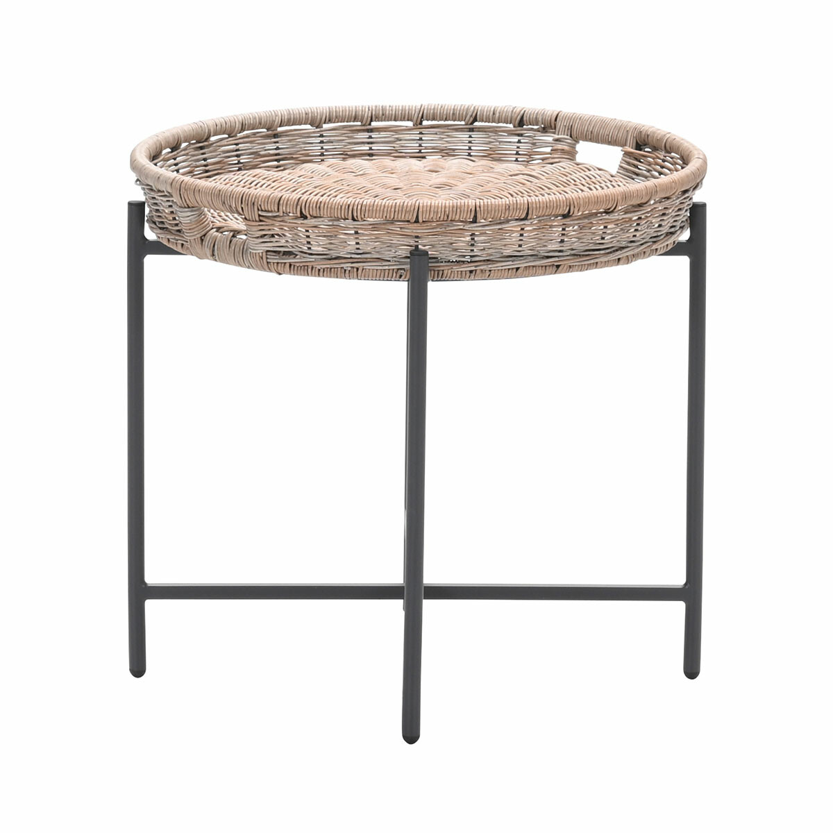 Table d'appoint ronde en osier avec pieds en métal. La table a un dessus tissé beige et un cadre gris foncé.