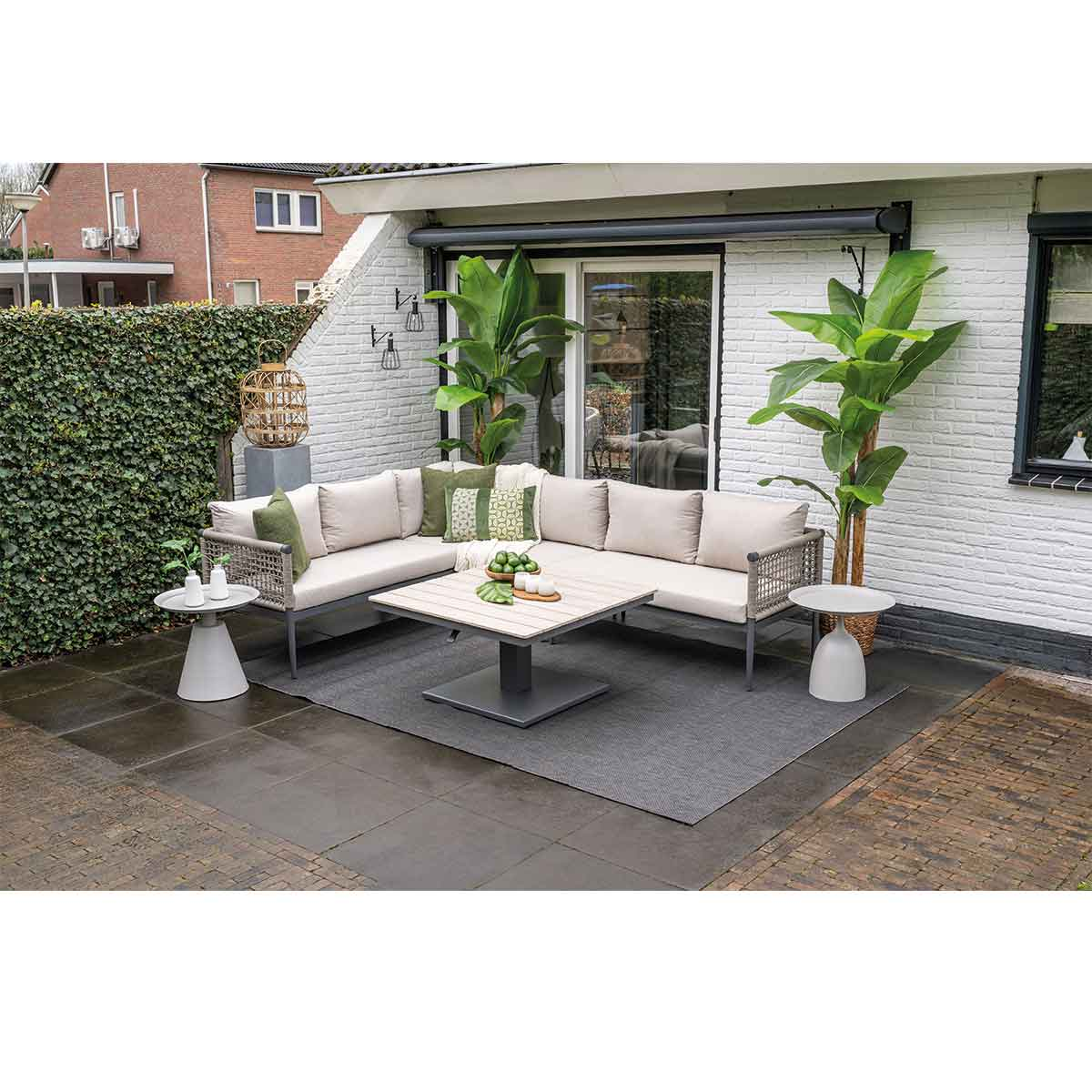 Buitenterras met hoekbank, salontafel en planten. Modern design, donkergrijs.