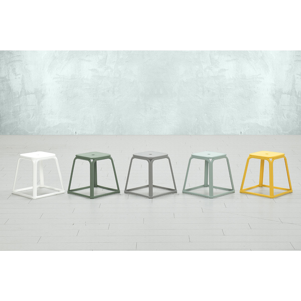 Cinq tabourets colorés en rangée. Chaque tabouret est d'une couleur différente.