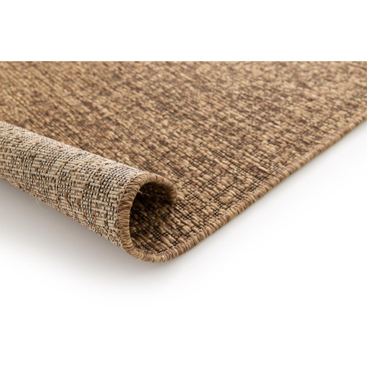Opgerold bruin geweven tapijt op witte achtergrond.