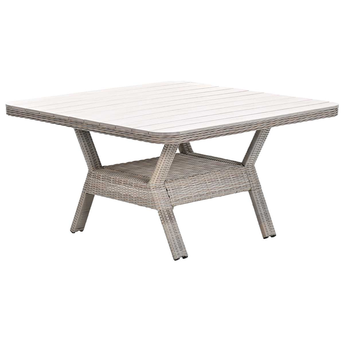 Table carrée en osier avec une étagère, sur fond blanc.