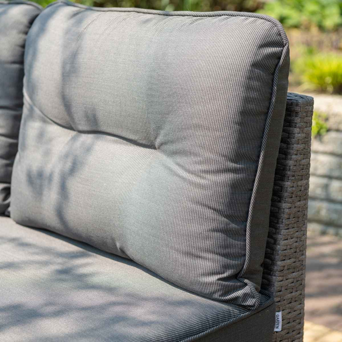 Gros plan sur le coussin gris sur les meubles d'extérieur.