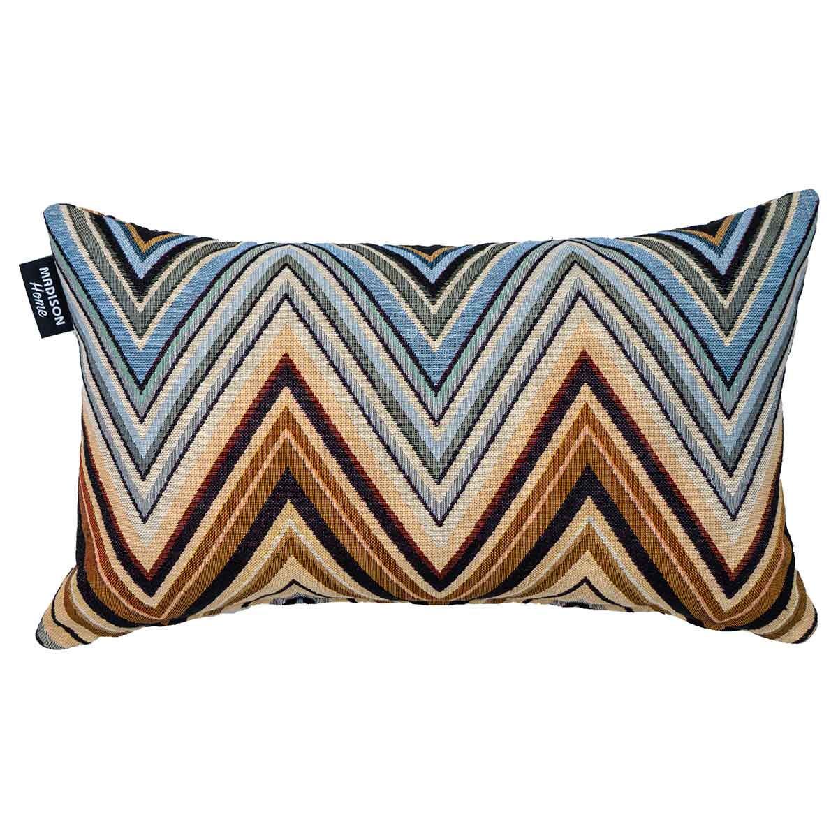 Lang kussen met een zigzagpatroon in blauw, bruin en beige. Witte achtergrond.
