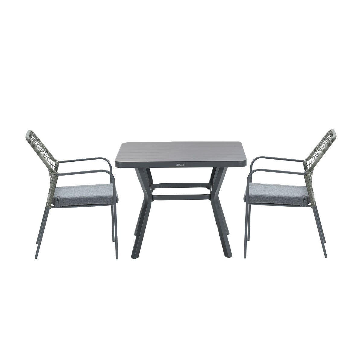 Table avec deux chaises, assises grises. Pieds en métal. Fond blanc.