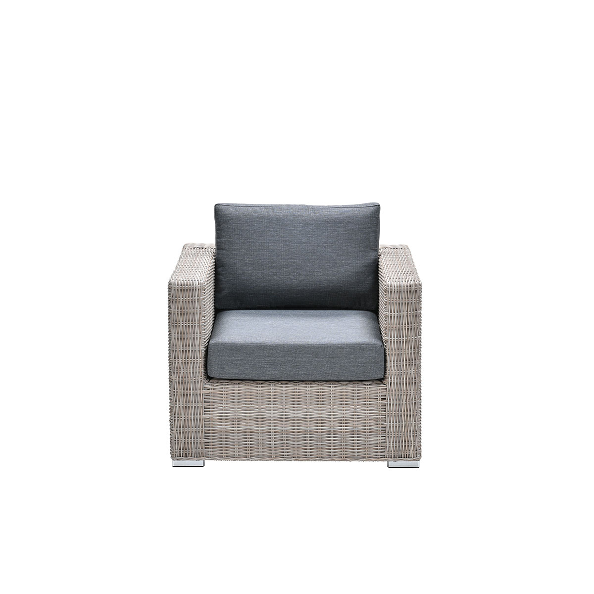 Lichtgrijze rotan fauteuil. Grijs kussen. Witte achtergrond. Moderne tuinmeubelen.