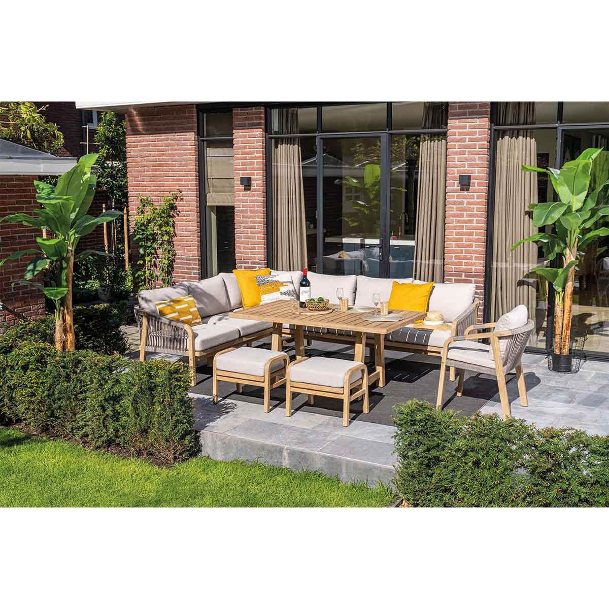 Buiten terras set met tafel en zitplaatsen. Buitenomgeving met planten.
