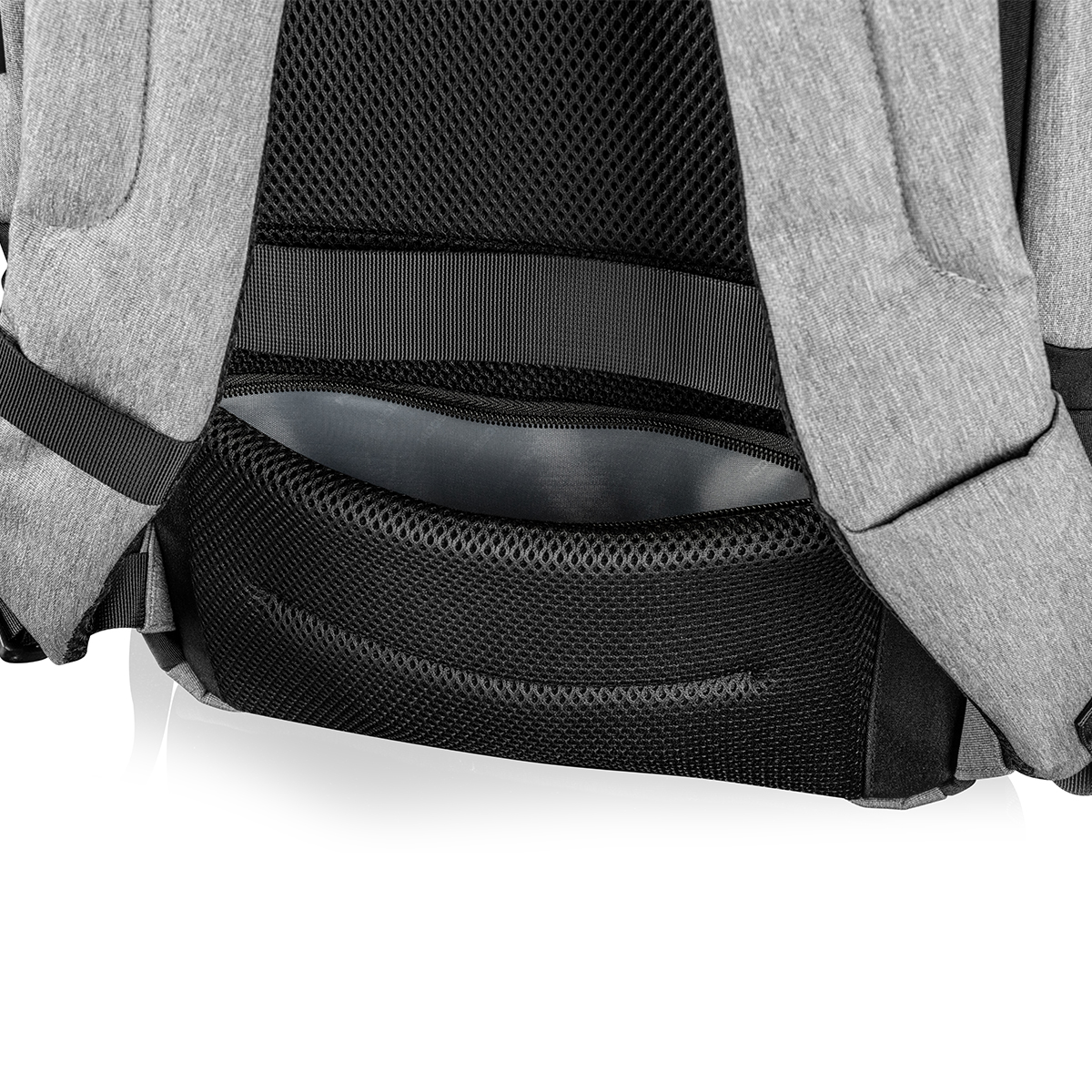 Panel tylny plecaka z siatką i szarą tkaniną. Otwarta kieszeń na dole, czarne paski.