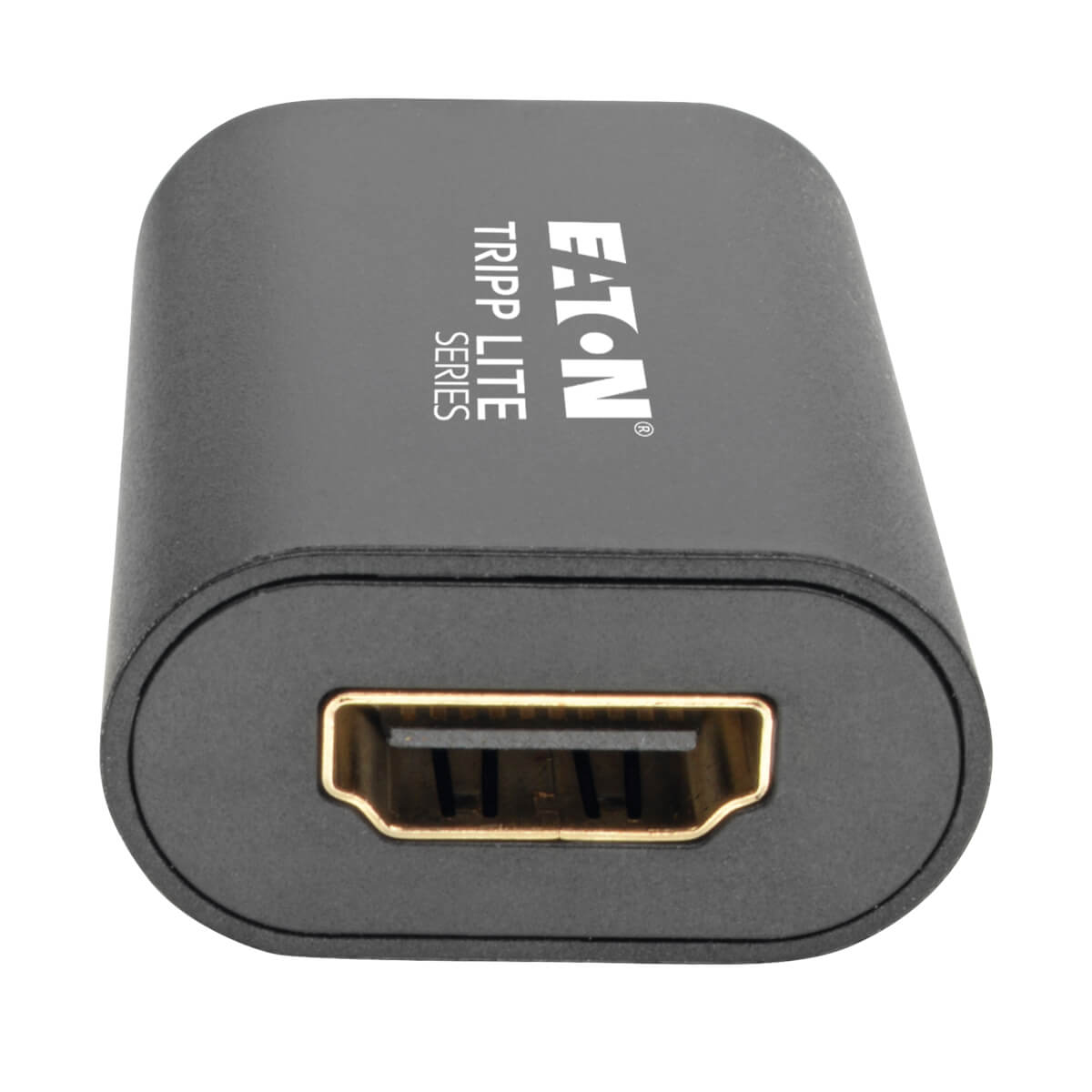 Primer plano de un adaptador HDMI negro de Tripp Lite, sobre fondo blanco.