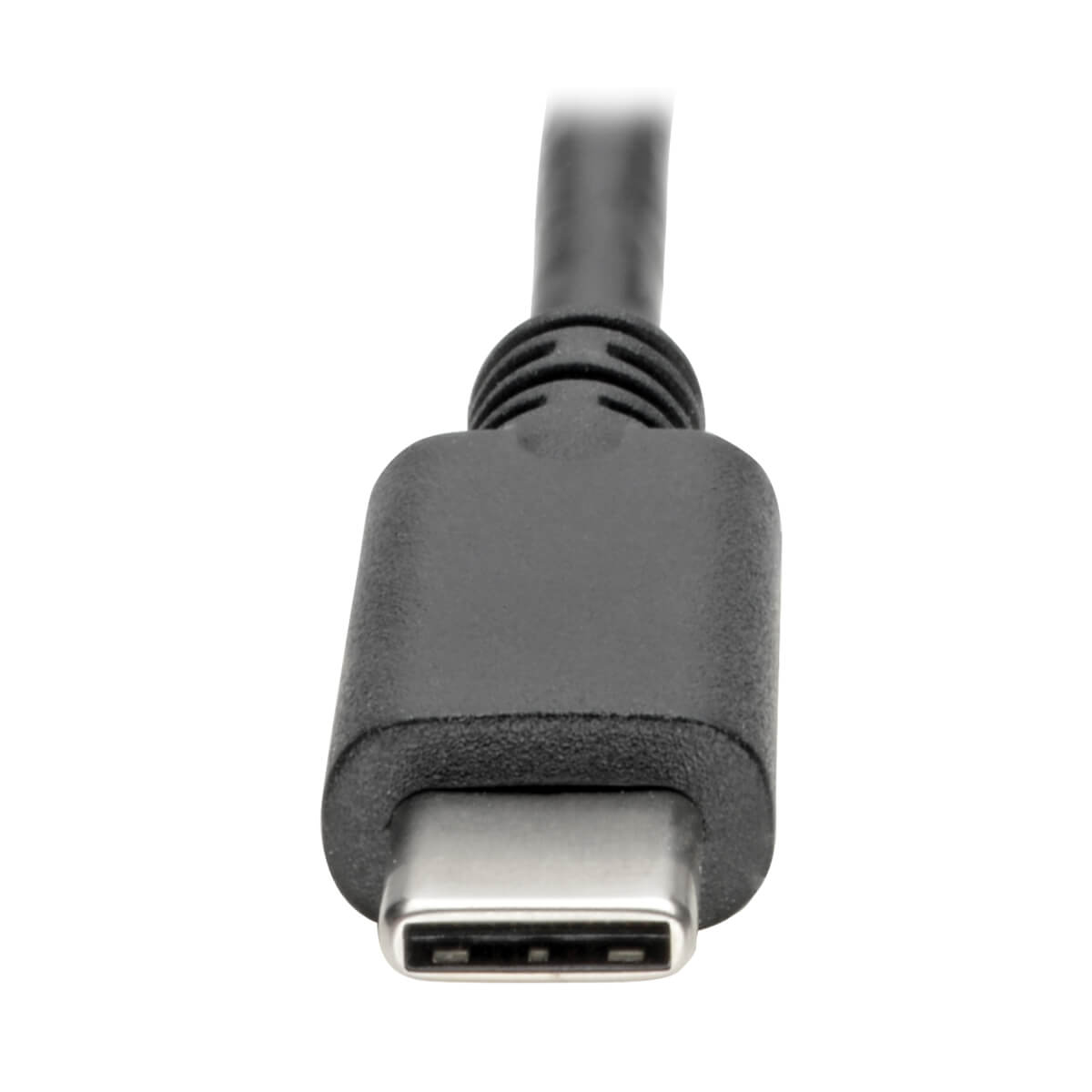 Primer plano de un conector USB-C negro, aislado sobre fondo blanco.