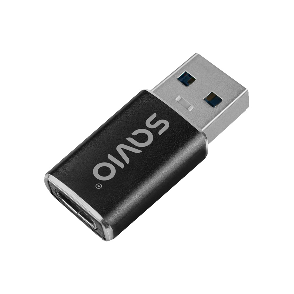 Adaptador de USB-A a USB-C negro. El logotipo de Savio está en el cuerpo negro. Conector USB-A plateado.