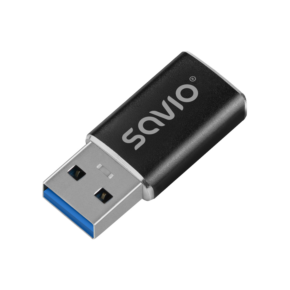 Adaptador USB-A negro con logo Savio sobre fondo blanco.