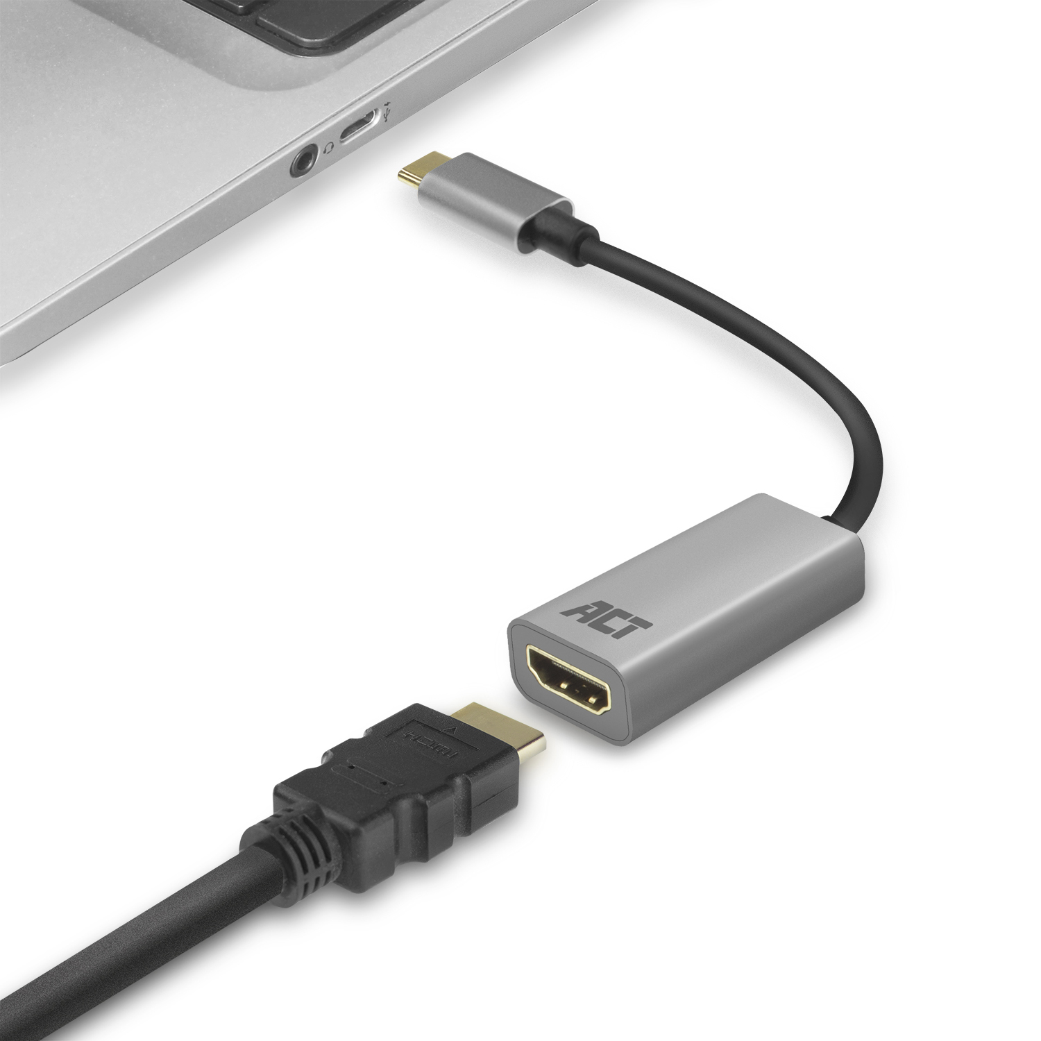 Adattatore da USB-C a HDMI argentato collegato a un laptop.