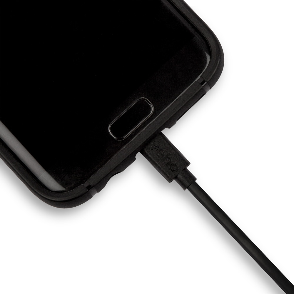 Nahaufnahme eines Telefons mit eingestecktem Ladegerät. Das Ladegerät ist schwarz, das Telefon auch.