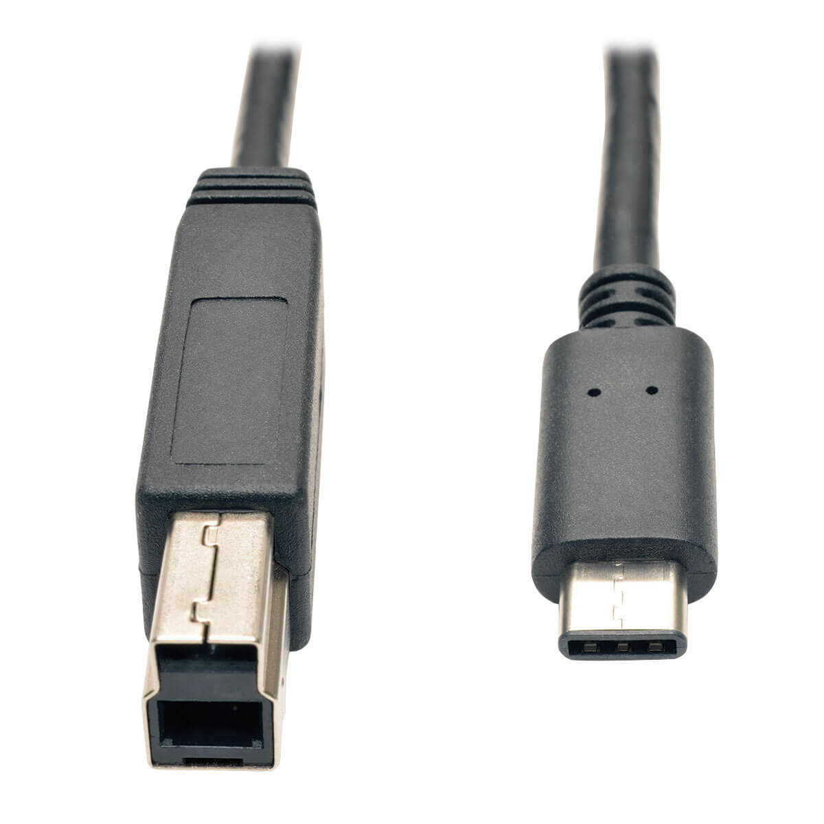 Zwarte USB-kabel, Type-A- en Type-C-connectoren. Witte achtergrond.