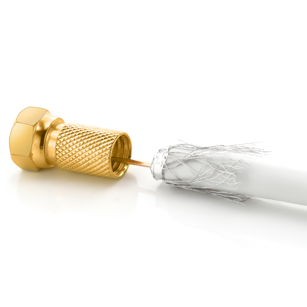 Connettore per cavo coassiale dorato e cavo bianco. Il cavo è parzialmente spellato.