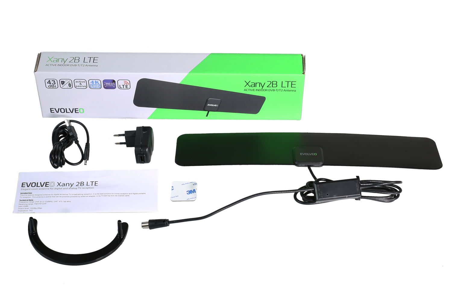 Elementy anteny TV, w tym antena, zasilacz i kabel.