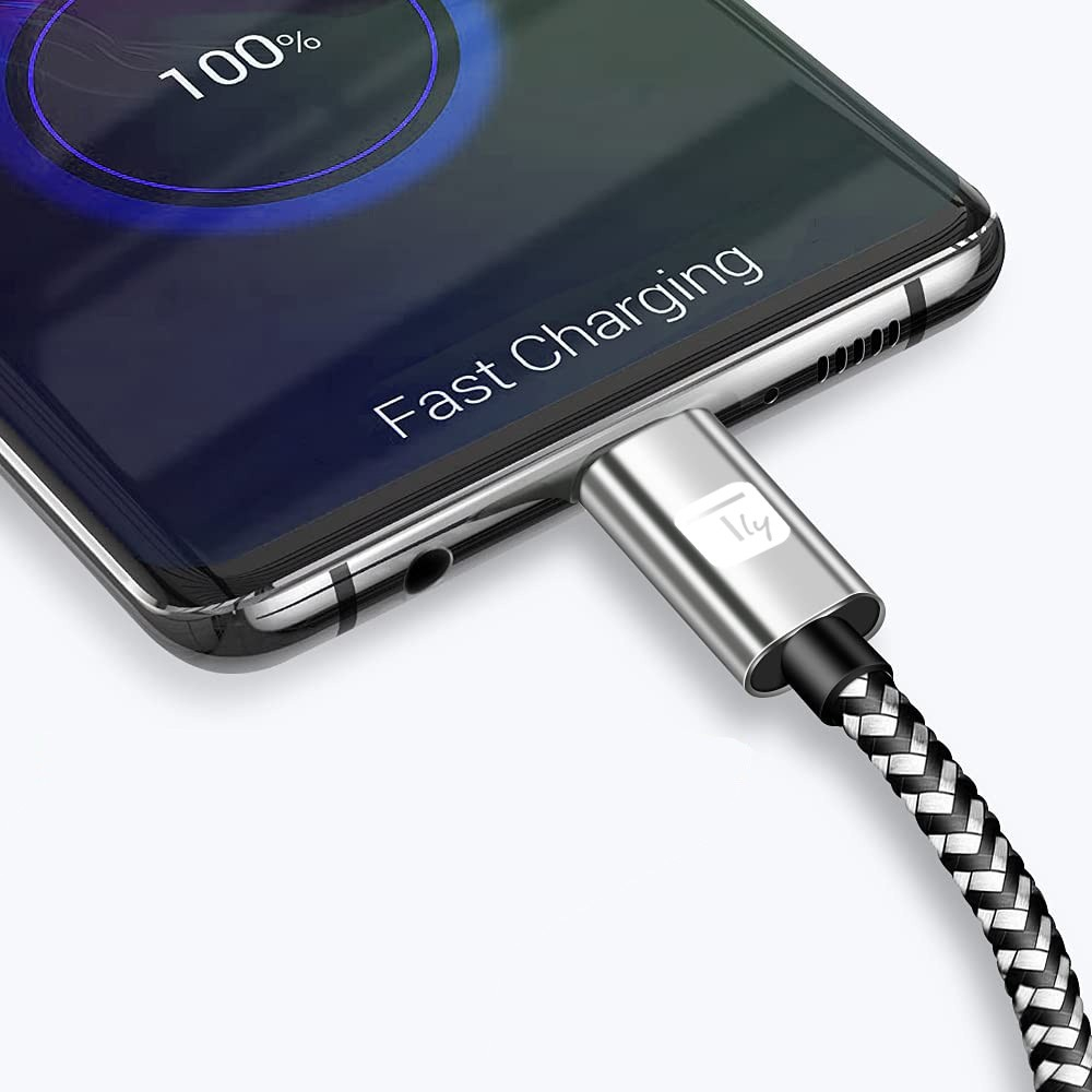 Un telefono in carica con un cavo USB-C argentato, che mostra 'Ricarica Veloce'.