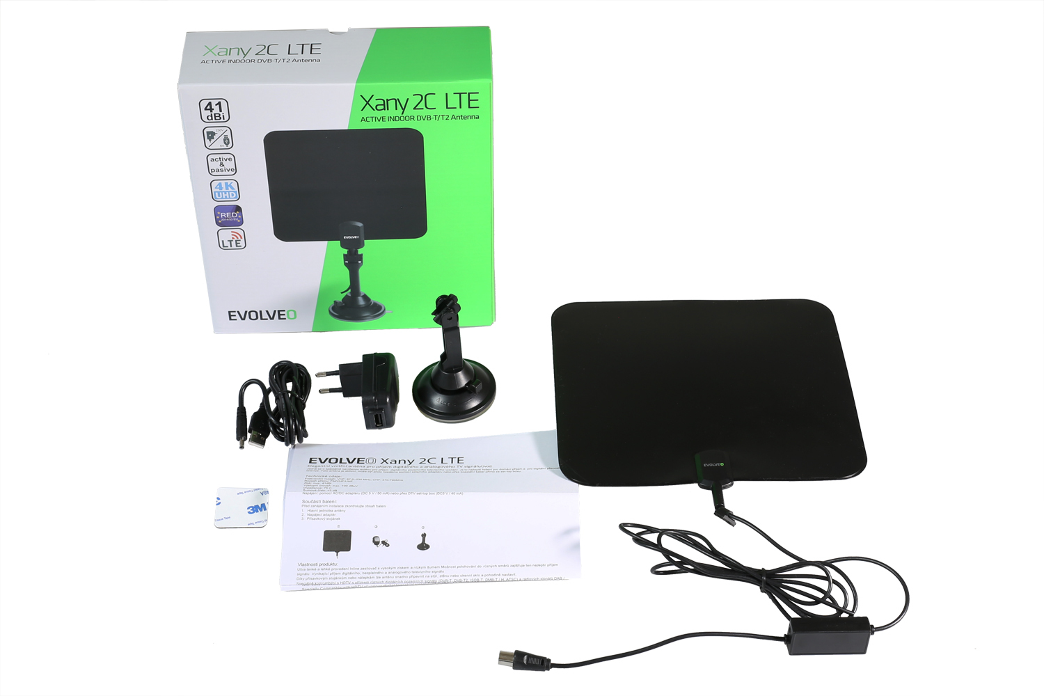 Zestaw płaskiej czarnej anteny z akcesoriami. Zawiera antenę, zasilacz i instrukcję obsługi.