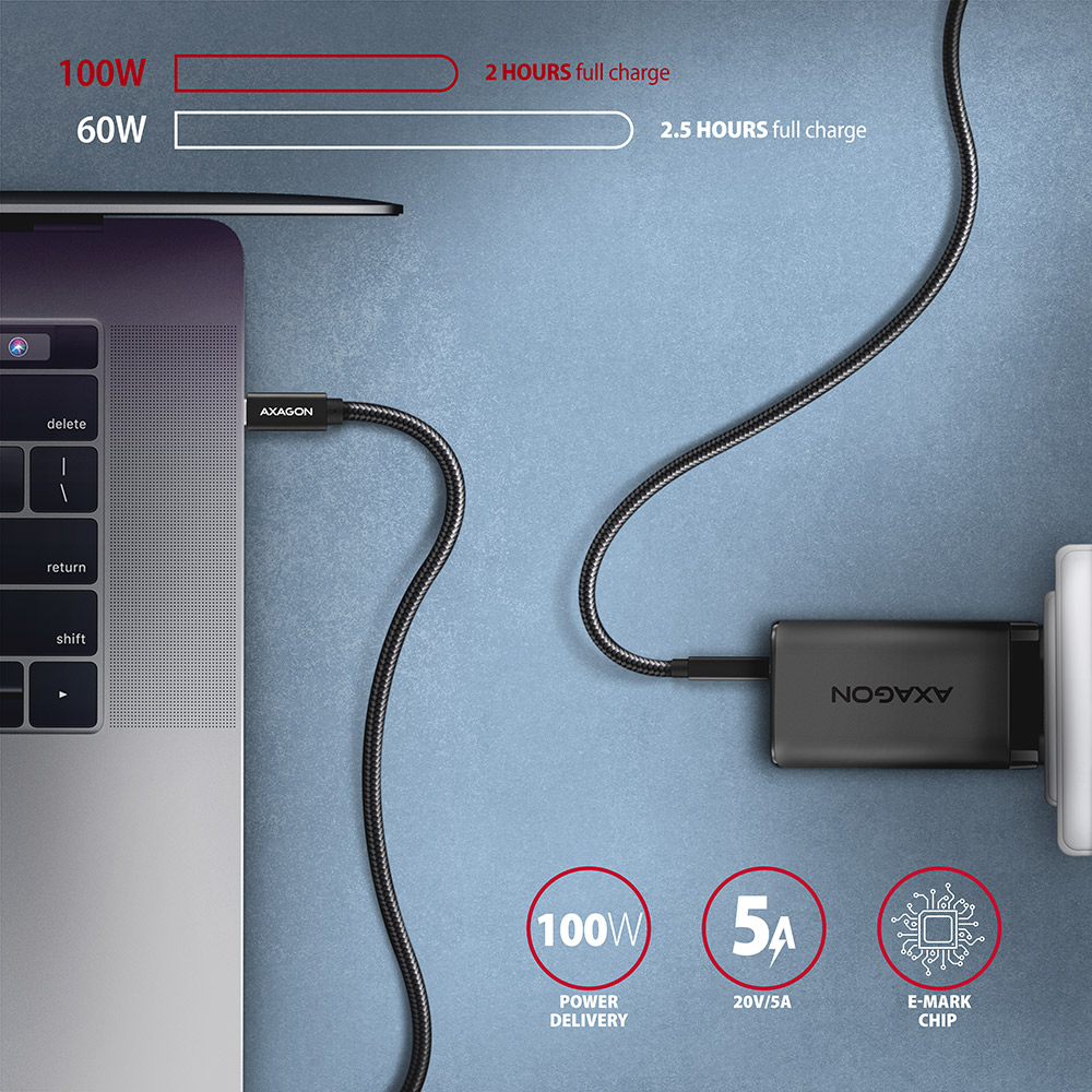 Ordinateur portable en charge avec câble noir, adaptateur et infos.
