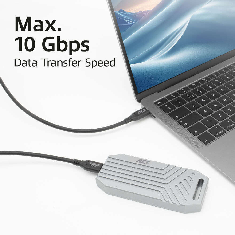 Laptop verbonden met zilveren externe harde schijf met zwarte kabel.