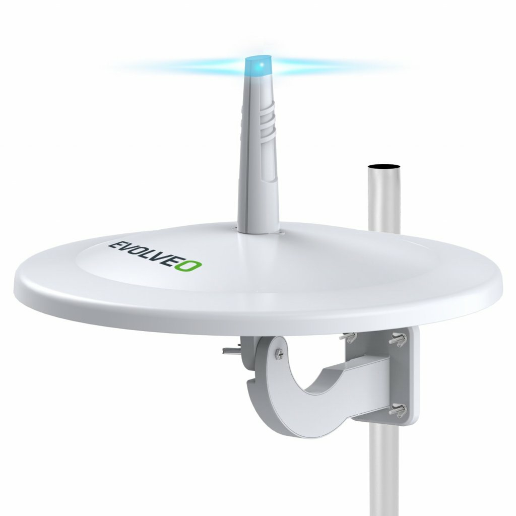 Biała antena z okrągłą czaszą i niebieskim światłem na górze.